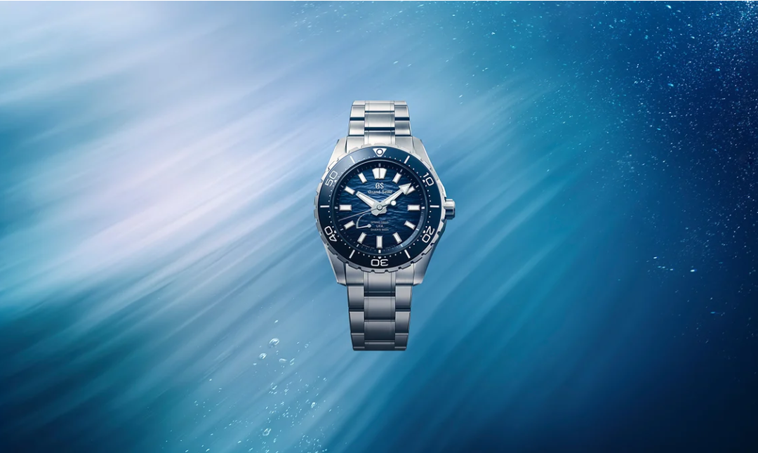 Introducing the “Ushio 300 Diver,” a diver’s watch with high precision ( ± 20 seconds per year) and a compact size.